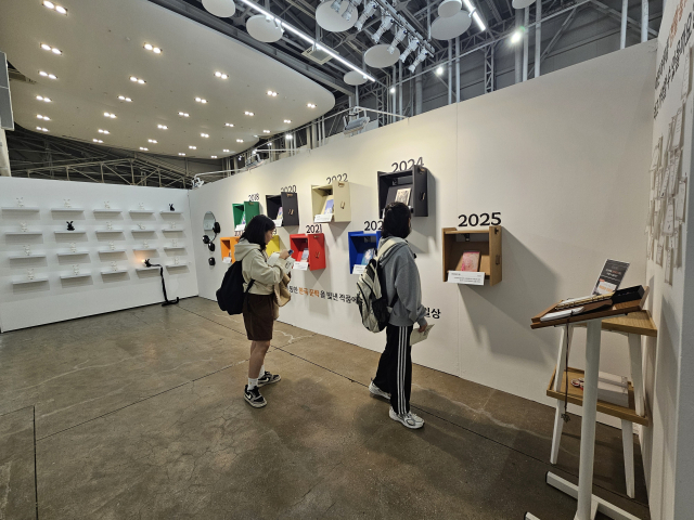 영화관이 있는 책방 무사이는 토끼 조각과 무사이가 정한 그해의 책들로 꾸몄다. 김효정 기자