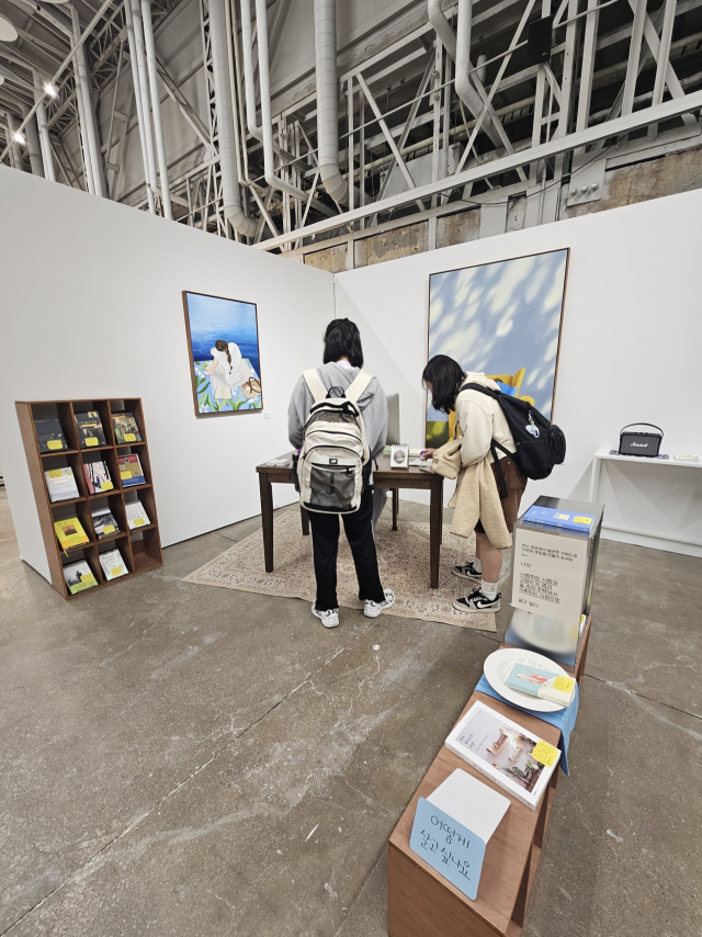 F1963에서 열리는 책방지기의 미술관 전시장 모습. 김효정 기자