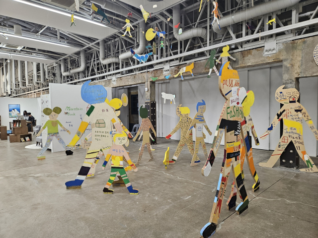 전시장은 김재경 작가의 ‘산책’이라는 설치 작품으로 시작한다. 김효정 기자