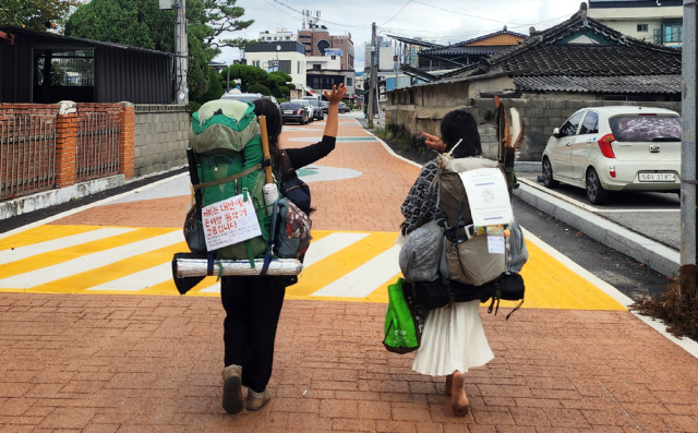 이화서원에 머물다 다시 떠나는 여행자들. 김재형 제공