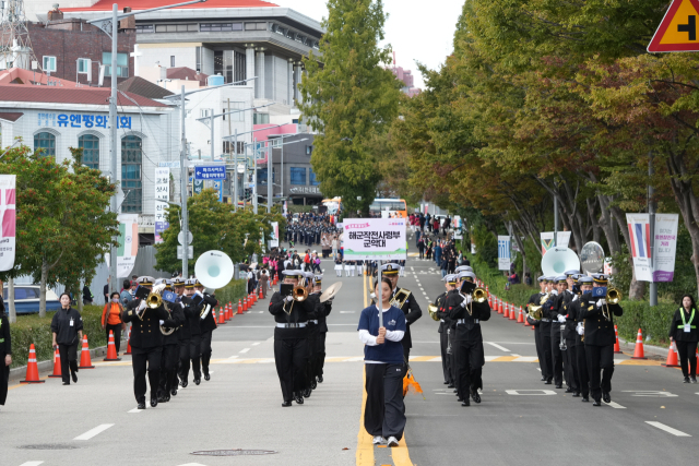지난 25일과 26일 이틀 동안 남구 대연동 유엔평화공원에 열린 ‘제27회 유엔평화축제’. 사진은 축제에서 진행된 ‘평화퍼레이드(해군작전사령부 군악대)’ 모습. 부산 남구청 제공