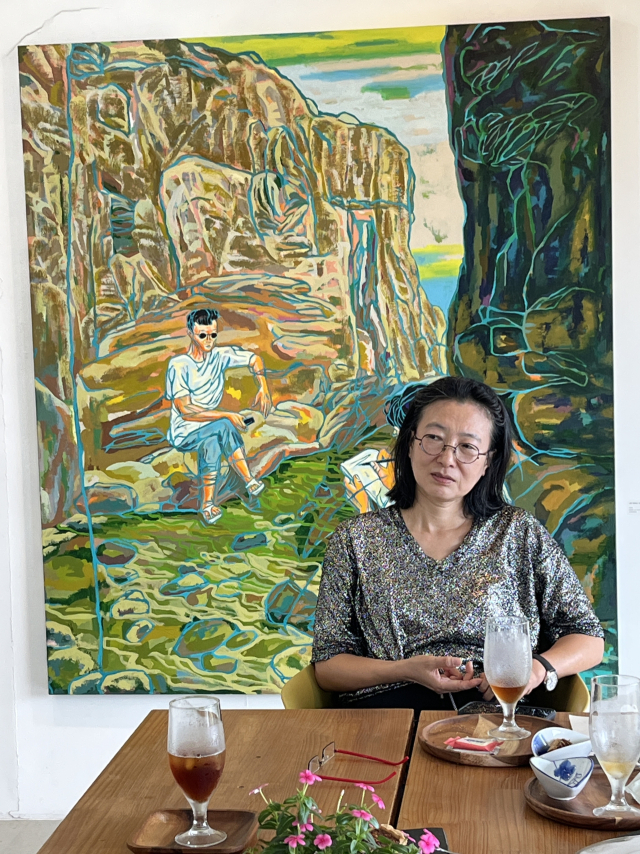 방정아 개인전 ‘물불 안 가리는 사람’ 맥화랑 오프닝에 참석한 작가 모습. 방정아 제공