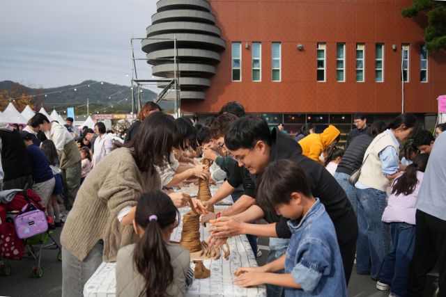 지난해 열린 김해분청도자기축제에서 가족 체험 행사에 참가한 사람들이 즐거운 시간을 보내고 있다. 김해시 제공
