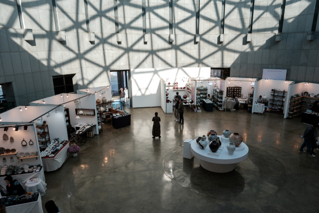 지난해 축제 기간 클레이아크김해미술관 돔하우스에 설치·운영된 부스들. 김해시 제공