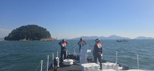 창원해양경찰서 직원들이 27일 오전 경남 거제시 망와도 앞바다에서 실종된 잠수사를 찾고 있다. 창원해경 제공