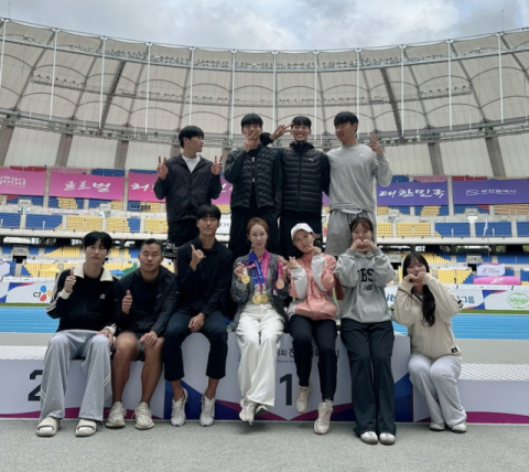 동아대 육상부 황미영(앞줄 가운데) 감독과 정안성(뒷줄 오른쪽에서 두 번째), 신서연(앞줄 오른쪽에서 세 번째) 선수.
