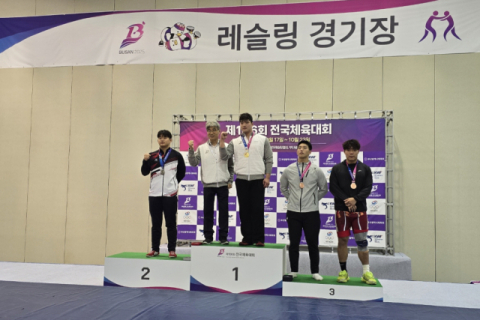 동아대 권명수(왼쪽에서 두 번째) 스포츠지원과장, 채승훈(가운데) 선수를 비롯한 레슬링부 선수들.