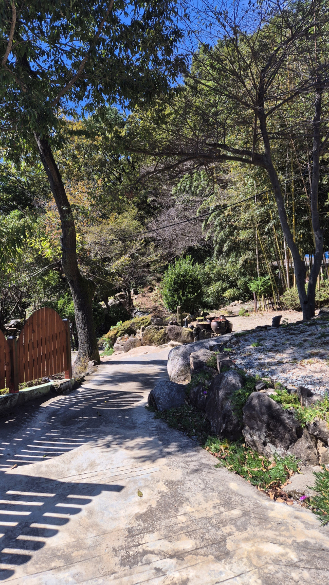 4대 성문 중 유일하게 하천과 계곡을 끼고 있는 서문.
