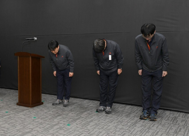 SK에너지 김종화 대표이사(CEO)와 울산공장 임원들이 27일 울산콤플렉스(CLX) 본관 지하 1층 하이파이브홀에서 회견을 열고 최근 수소 배관 폭발 사고로 6명의 사상자가 발생한 데 대해 고개 숙이며 사과하고 있다. SK에너지 제공