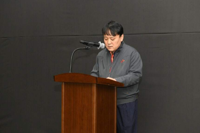 SK에너지 김종화 대표이사(CEO)가 27일 울산콤플렉스(CLX) 본관 지하 1층 하이파이브홀에서 기자회견을 열어 최근 수소 배관 폭발 사고로 6명의 사상자가 발생한 데 대해 사과문을 발표하고 있다. SK에너지 제공