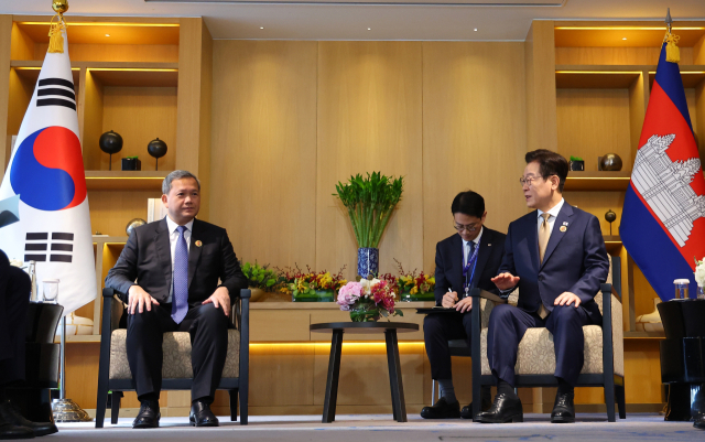 이재명 대통령과 훈 마네트 캄보디아 총리가 27일 말레이시아 쿠알라룸푸르 한 호텔에서 정상회담을 하고 있다. 연합뉴스