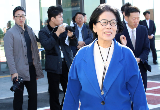 27일 오전 국회 과학기술정보방송통신위원회 국정감사 현장시찰단이 제주 서귀포시 하원동 한화우주센터를 찾았다. 시찰을 마친 최민희 과방위원장이 센터에서 나오고 있다. 연합뉴스