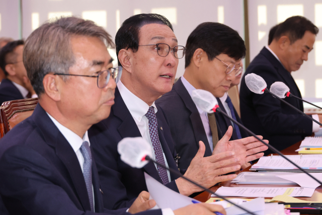 노동진(왼쪽 두 번째) 수산업협동조합중앙회장이 27일 서울 여의도 국회에서 열린 농림축산식품해양수산위원회의 수협중앙회 등에 대한 국정감사에서 위원 질의에 답하고 있다. 연합뉴스