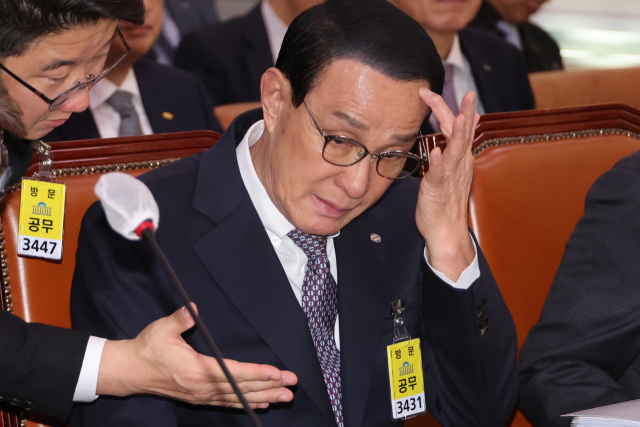 노동진 수산업협동조합중앙회장이 27일 서울 여의도 국회에서 열린 농림축산식품해양수산위원회의 수협중앙회 등에 대한 국정감사에서 답변을 준비하고 있다. 연합뉴스