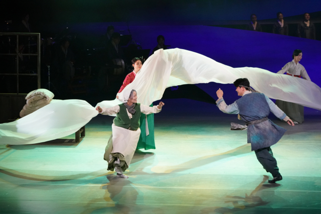 국립부산국악원이 2023년 첫선을 보인 국악극 ‘춤바람 분데이’ 공연 모습.국립부산국악원 제공