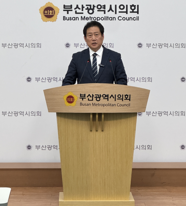 더불어민주당 유동철 부산 수영 지역위원장이 27일 부산시의회에서 부산시당위원장 경선 컷오프에 반발하는 기자회견을 열었다. 부산시의회 제공