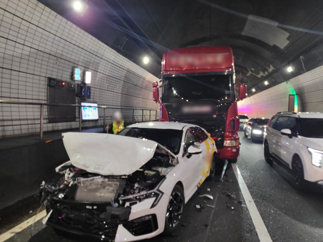 27일 부산 수정터널(동구 좌천동 방면)에서 5중 추돌 사고로 3명이 다쳤다. 부산 부산진경찰서 제공