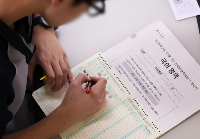고3 전국연합학력평가가 실시된 지난 14일 경기도 수원시 영통구 효원고등학교에서 3학년 학생들이 답안지에 이름을 적고 있다. 연합뉴스
