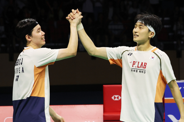 27일(한국 시간) 프랑스 세송 세비녜에서 열린 세계배드민턴연맹(BWF) 월드투어 슈퍼 750 프랑스오픈에서 정상에 오르며 올해 9번째 우승을 합작한 김원호(오른쪽)와 서승재. 연합뉴스