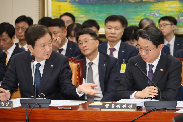 이억원 금융위원장(오른쪽)과 이찬진 금융감독원장이 27일 국회 정무위 감사에 출석했다. 연합뉴스