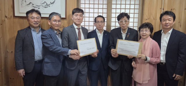 ‘신공항과 거점항공사 추진 부산시민운동본부’가 지난 23일 가덕도신공항건설공단과 간담회를 갖고 가덕신공항 정상 건설과 개항을 촉구하는 의견서를 전달했다. 부산시민운동본부 제공