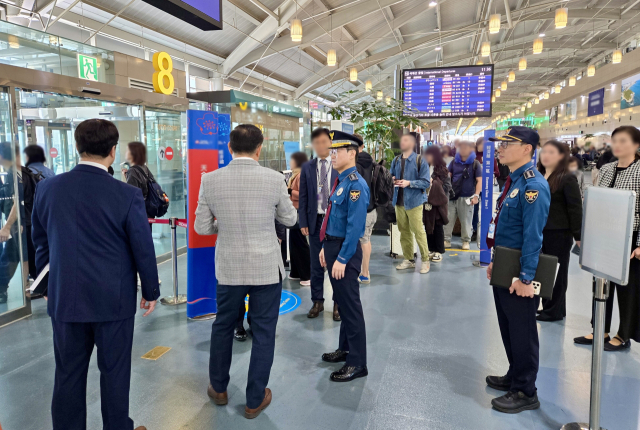 27일 엄성규(왼쪽 가운데) 부산경찰청장이 김해국제공항을 방문해 각국 APEC 정상회의 주요 인사의 입·출국 사전 대비 사항을 점검했다. 부산경찰청 제공