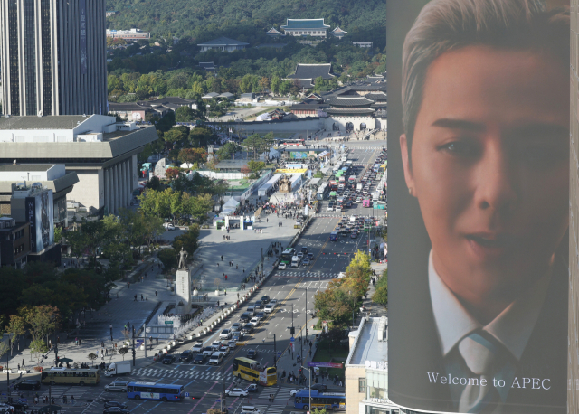 27일 서울 한 빌딩 전광판에 APEC 정상회의 홍보 영상이 방영되고 있다. 연합뉴스