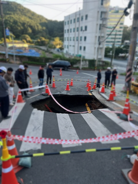 27일 오후 2시 40분께 부산 서구 암남동 모지포 앞 삼거리에서 가로 5m, 세로 5m, 깊이 3m 크기 싱크홀이 발생했다. 부산 서부경찰서 제공