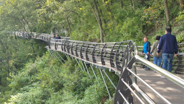 산책객들이 경남 밀양시 용두산 잔도에서 한한 표정으로 풍경을 즐기고 있다. 남태우 기자