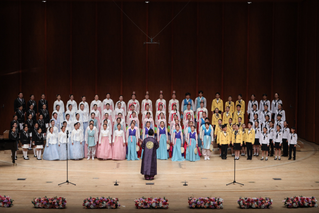 제36회 부산청소년합창제가 오는 31일부터 내달 1일까지 부산문화회관 대극장에서 열린다. 사진은 지난해 개최된 제35회 부산청소년합창제. 부산문화회관 제공