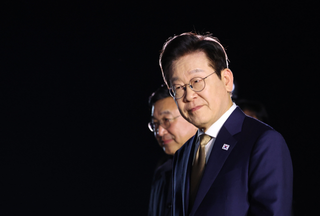 한-아세안 정상회의를 마친 이재명 대통령이 27일 경기 성남 서울공항에 도착해 공군1호기에서 내려 차량으로 이동하고 있다. 연합뉴스