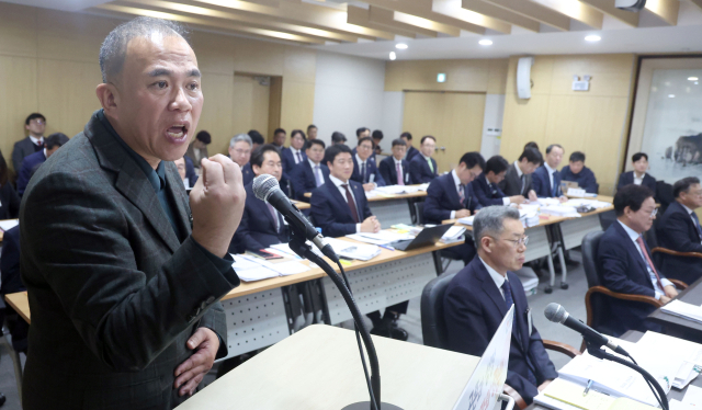 정치 브로커 명태균 씨가 28일 오전 경남도청에서 열린 국회 행정안전위원회 경남도청 국감에서 증인으로 나와 의원 질의에 답하고 있다. 연합뉴스