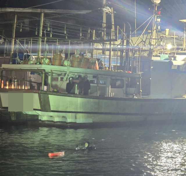 부산 기장군 학리방파제 앞바다서 구조 활동 중인 해경. 연합뉴스