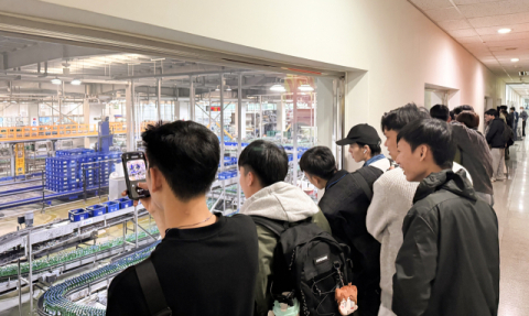 대선주조 기장공장의 생산과정을 보고있다.