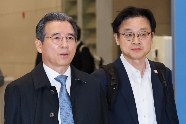 김용범 대통령실 정책실장(왼쪽)과 김정관 산업통상부 장관이 한미 관세협상 추가 논의를 마치고 지난 24일 인천국제공항을 통해 귀국하고 있다. 연합뉴스