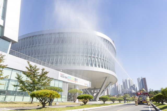 28일 전북 완주군 한국전기안전공사에서 열린 안전한국훈련에 참여한 소방차가 건물 화재 진압을 위해 물을 뿌리고 있다. 전기안전공사 제공