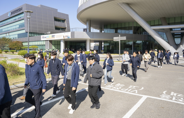 28일 오전 전북 완주군 한국전기안전공사에서 열린 안전한국훈련에서 직원들이 대피 훈련을 하고 있다. 전기안전공사 제공