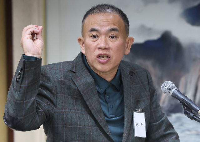 정치 브로커 명태균 씨가 28일 오전 경남도청에서 열린 국회 행정안전위원회 경남도청 국감에서 증인으로 나와 의원 질의에 답하고 있다. 연합뉴스