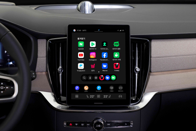 볼보 대형 SUV(스포츠유틸리티차량) ‘XC90’ 주행 모습(위)과 볼보의 차세대 사용자 경험 ‘볼보 카 UX’ 메인화면. 볼보차코리아 제공