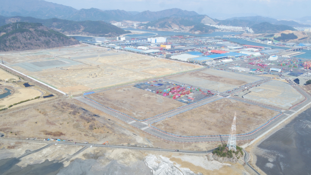 현대글로비스 복합 물류센터가 들어서게 될 부산항 진해신항 웅동 배후단지 전경. 경자청 제공