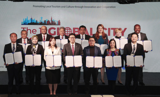 28일 부산 해운대구 파라다이스호텔에서 열린 ‘제1회 글로벌 도시관광 서밋’에서 시장회담 및 공동선언문 서명식 행사가 열리고 있다. 정대현 기자 jhyun@