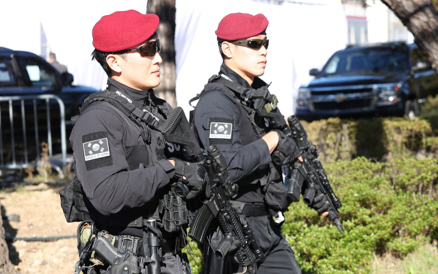 2025 경주 아시아태평양경제협력체(APEC) 정상회의를 앞두고 경찰이 경북도에 '갑호비상'을 발령한 28일 트럼프 미국 대통령이 머물 것으로 알려진 경북 경주시 한 숙소에서 경찰특공대가 순찰을 하고 있다. 연합뉴스