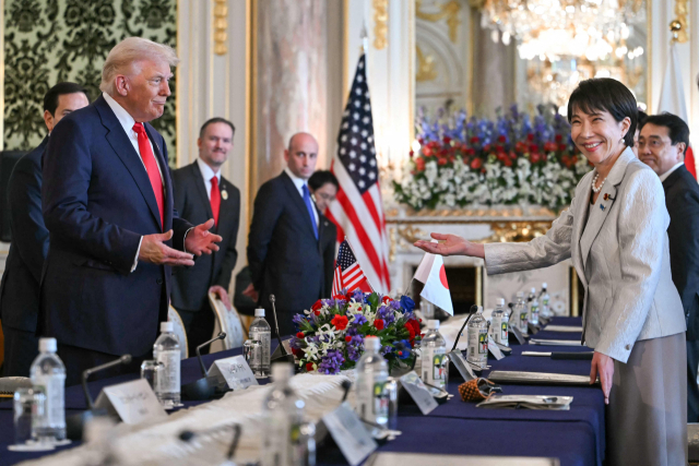 도널드 트럼프 미국 대통령과 다카이치 사나에 일본 총리가 28일 일본 도쿄 아카사카 국빈관에서 미일 정상회담을 하고 있다. AFP연합뉴스