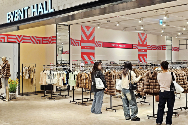 이른 추위에 부산 지역 유통가에도 ‘월동 특수’가 빨리 찾아왔다. 롯데백화점 부산본점 아웃도어 매장에 진열된 패딩(위). 신세계백화점 센텀시티점 겨울 의류 행사장. 각 사 제공