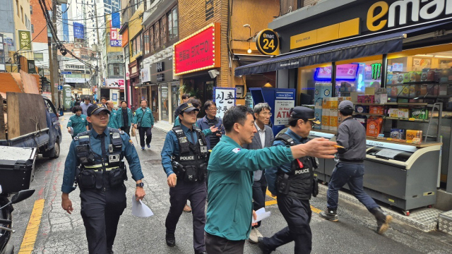 지난 24일 부산 서면 젊음의 거리 일대에서 부산진구청과 경찰 관계자들이 오는 31일 핼러윈을 앞두고 합동안전점검을 했다. 부산 부산진구청 제공