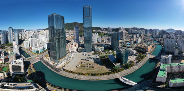 산업은행 부산 이전을 대비, 산업은행 사옥 부지로 지원하기 위해 남겨둔 부산 남구 문현동 부산국제금융센터(BIFC) 내 부산도시공사 소유 1만 6973.8㎡ 부지가 빈땅으로 남아있다. 28일 파노라마로 촬영한 문현동 BIFC 일대 모습. 정종회 기자 jjh@