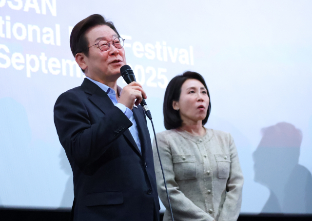 이재명 대통령이 9월 20일 부산 해운대구 영화의전당에서 부산국제영화제 상영작 '극장의 시간들' 관람한 후 감독·배우들과 함께 무대에 올라 영화계 지원 의사를 밝혔다. 연합뉴스