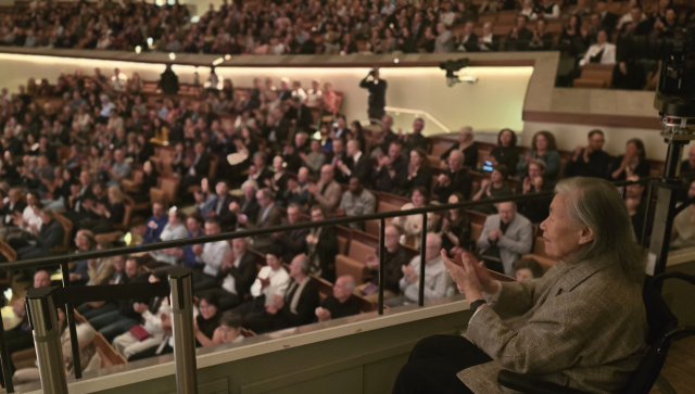 재독작곡가 박영희 선생이 2025년 9월 23일(현지시간) 독일 베를린 베를린필하모닉홀에서 열린 부산시립교향악단의 '무직페스트 베를린' 폐막공연에서 자신의 작품이 연주되는 모습을 바라보고 있다. 박석호 기자