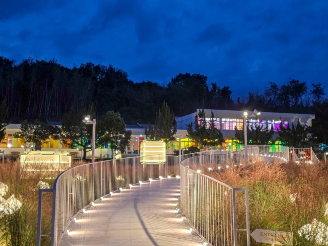 경남 진주유등창작센터 ‘빛마루’ 야간 경관 모습. 김현우 기자