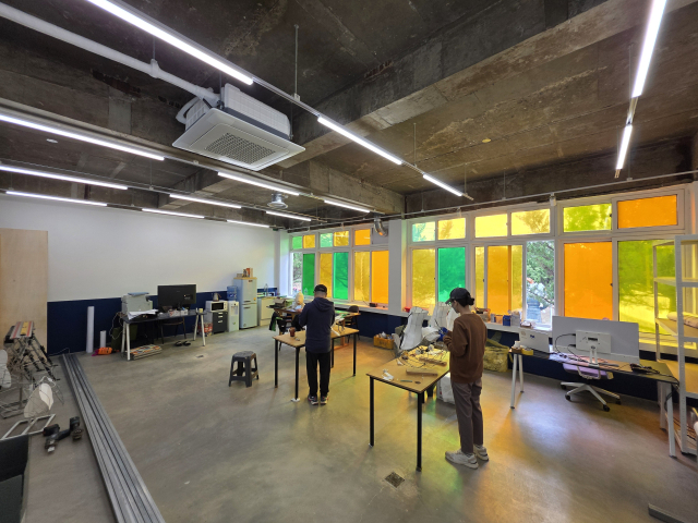 빛마루 내부 공방 모습. 유등 창작활동을 통한 유등 산업화 길이 열릴지 관심이 쏠리고 있다. 김현우 기자